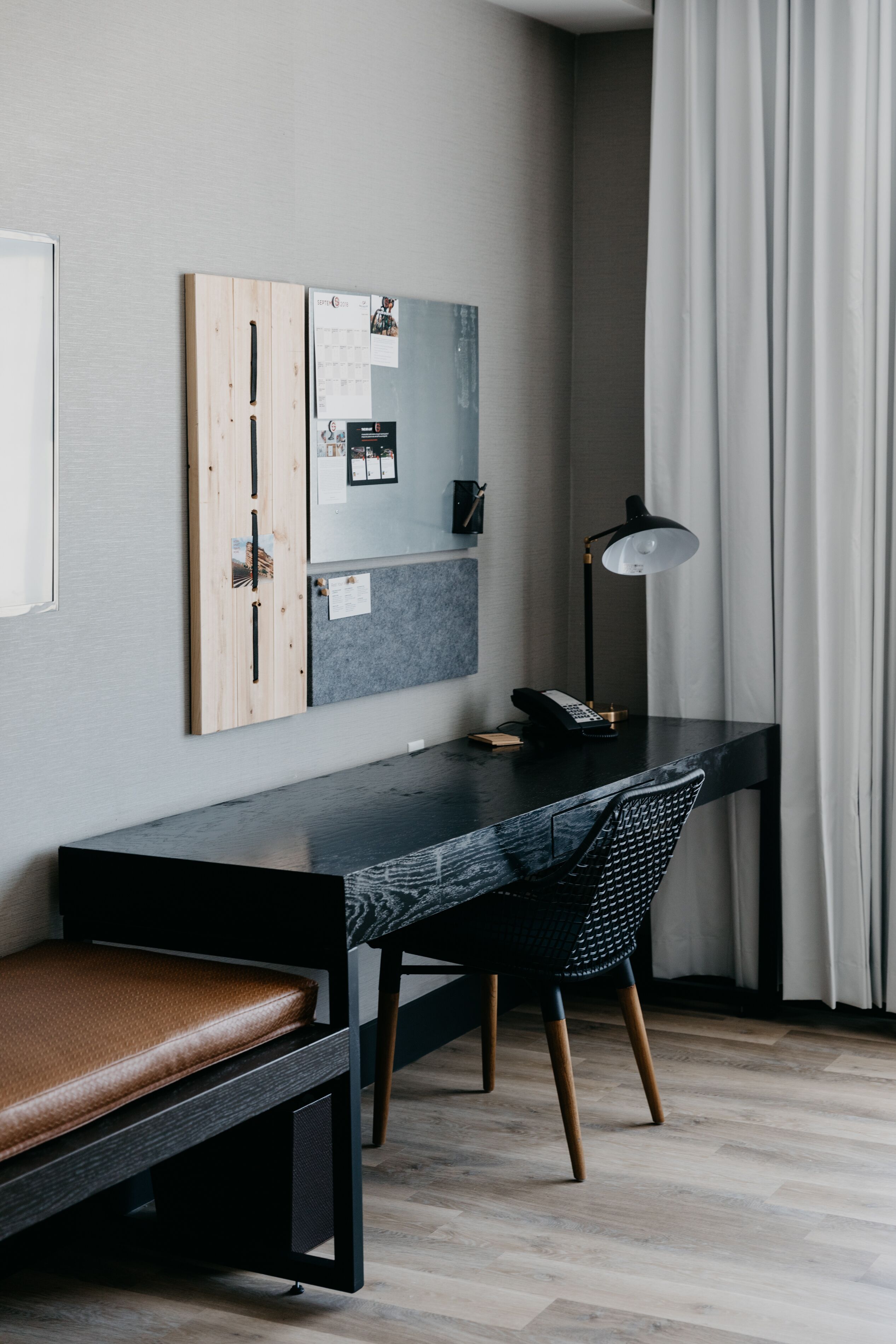 Un espacio de trabajo moderno con escritorio, silla y banco.