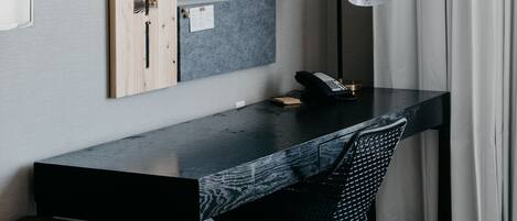 Un espacio de trabajo moderno con escritorio, silla y banco.