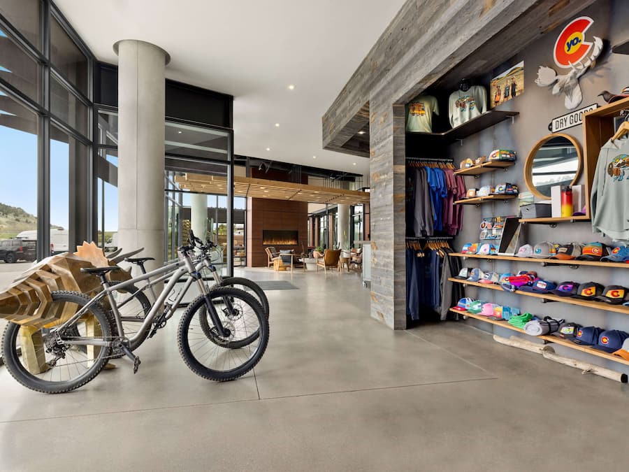Un espace de vente moderne proposant des vélos, des vêtements et des accessoires.