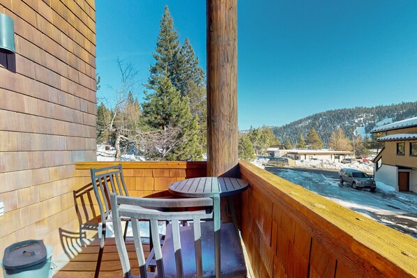 Outdoor dining - Comfortable, chic condo with mountain views - great Olympic Valley location (Squaw Valley)