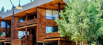 Chic, ski-in / ski-out, hundevennlig leilighet med flott fjellutsikt og felles basseng