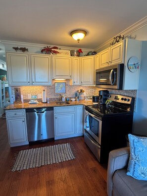 Refrigerador, microondas, horno y parrilla de estufa 