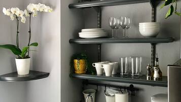 Comfort Apartment, 1 Bedroom | Private kitchenette | Fridge, microwave, coffee/tea maker, high chair