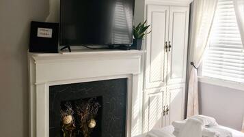 Studio, 1 Queen Bed (32 C) | Iron/ironing board, travel crib, free WiFi, bed sheets