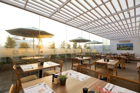 Free daily buffet breakfast . Tierra Viva Miraflores Mendiburu