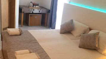 Triple Room, 1 Queen Bed with Sofa bed | Desk, free WiFi, bed sheets