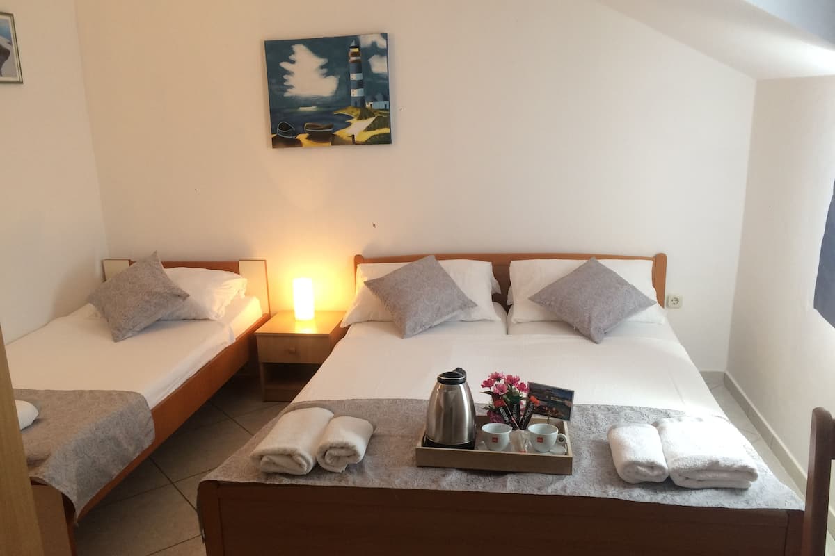Triple Room, 1 Katil Ratu (Queen) dengan Katil Sofa | Meja, Wi-fi percuma, cadar katil