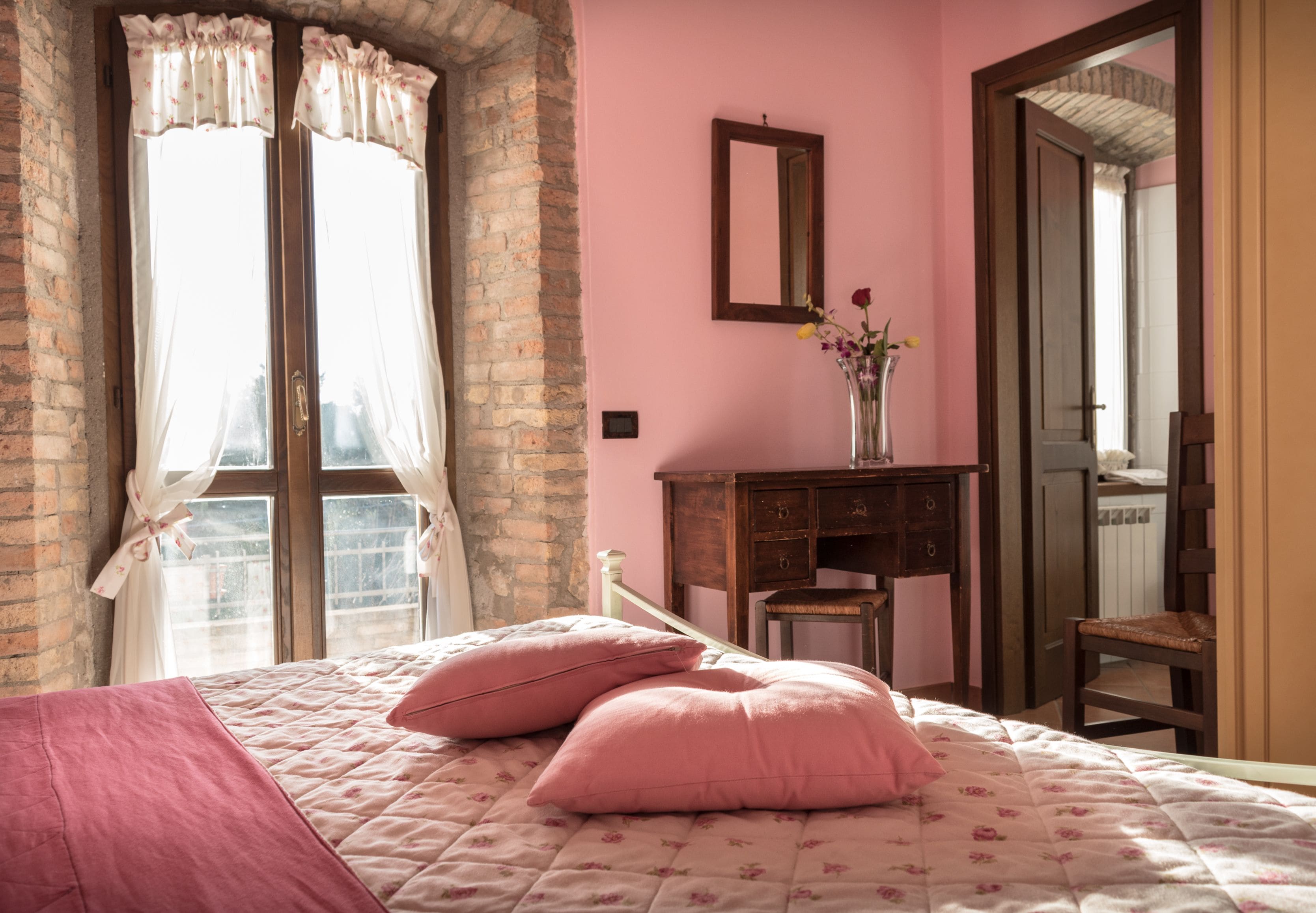 Doppia Comfort, 1 letto queen, bagno privato, vista giardino (Rosa) | Una scrivania, tende oscuranti, insonorizzazione