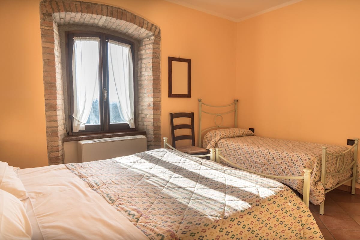 Chambre Triple Luxe, 1 chambre, salle de bains privée, vue jardin (Il Giglio) | Bureau, rideaux occultants, chambres insonorisées