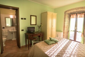 Desk, blackout curtains, soundproofing, cots/infant beds - Agriturismo Il Giardino dei Ciliegi (Assisi)