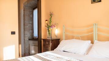 Luxury-Dreibettzimmer, 1 Schlafzimmer, eigenes Bad, Gartenblick (Il Giglio) | 1 Schlafzimmer, Schreibtisch, VerdunkelungsvorhÀnge