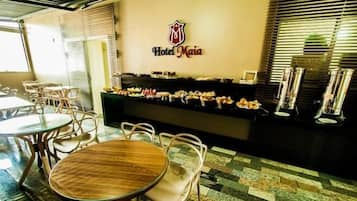 Café da manhã com buffet grátis todos os dias