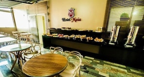 Café da manhã com buffet grátis todos os dias