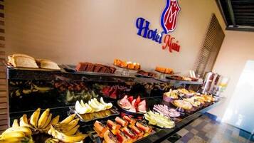 Café da manhã com buffet grátis todos os dias