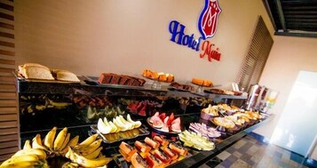 Café da manhã com buffet grátis todos os dias