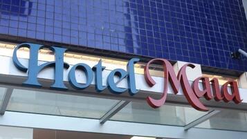 Letrero de hotel con el nombre 'Hotel Mana' en letras grandes y estilizadas.
