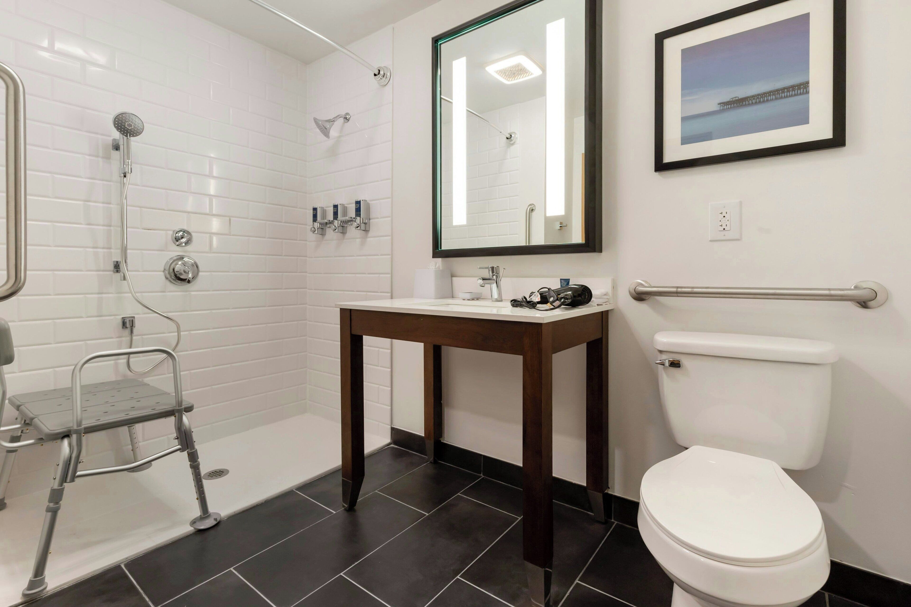 traditional room, 1 king bed | bathroom | deep-soaking bathtub, free toiletries, towels