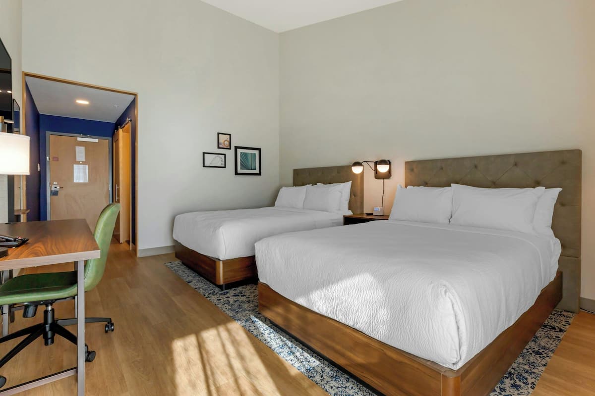 房內夾萬、書桌、手提電腦工作空間、遮光窗簾/窗簾