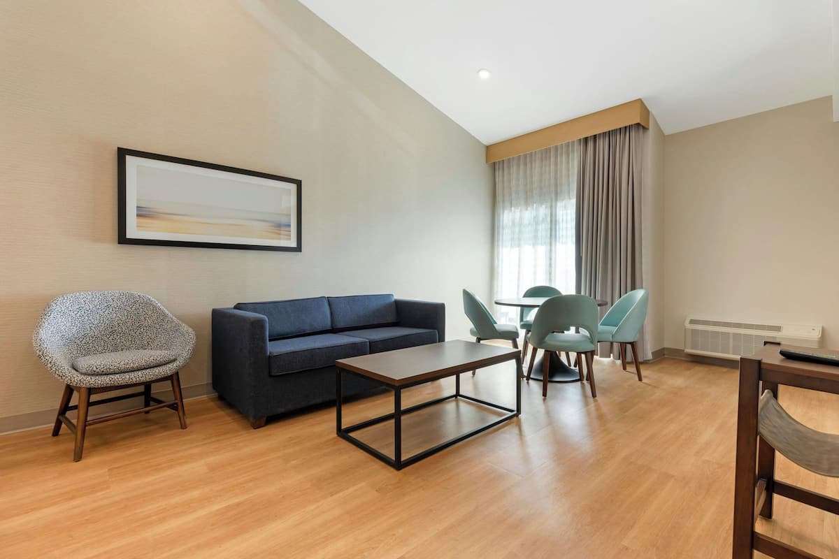 Suite, 1 kingsize bed, balkon, uitzicht op rivier | Woonruimte | Een flatscreentelevisie