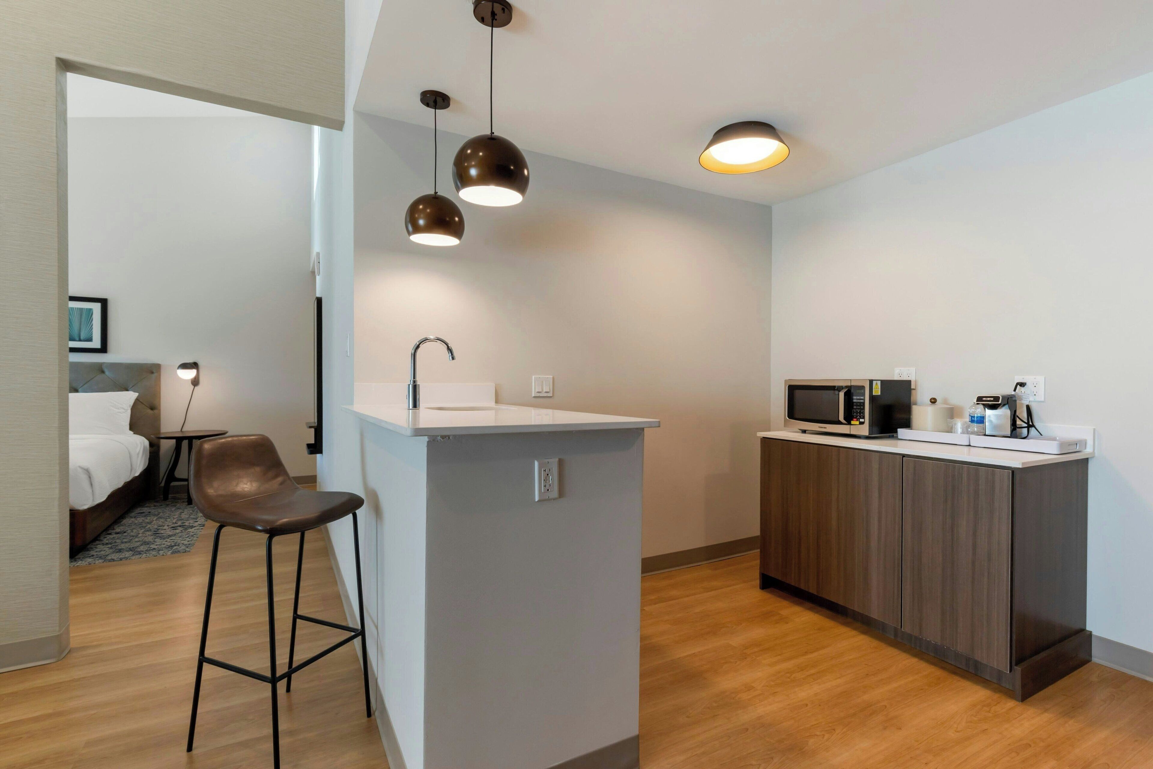 suite, 1 king bed, balcony, river view | bar (on property)