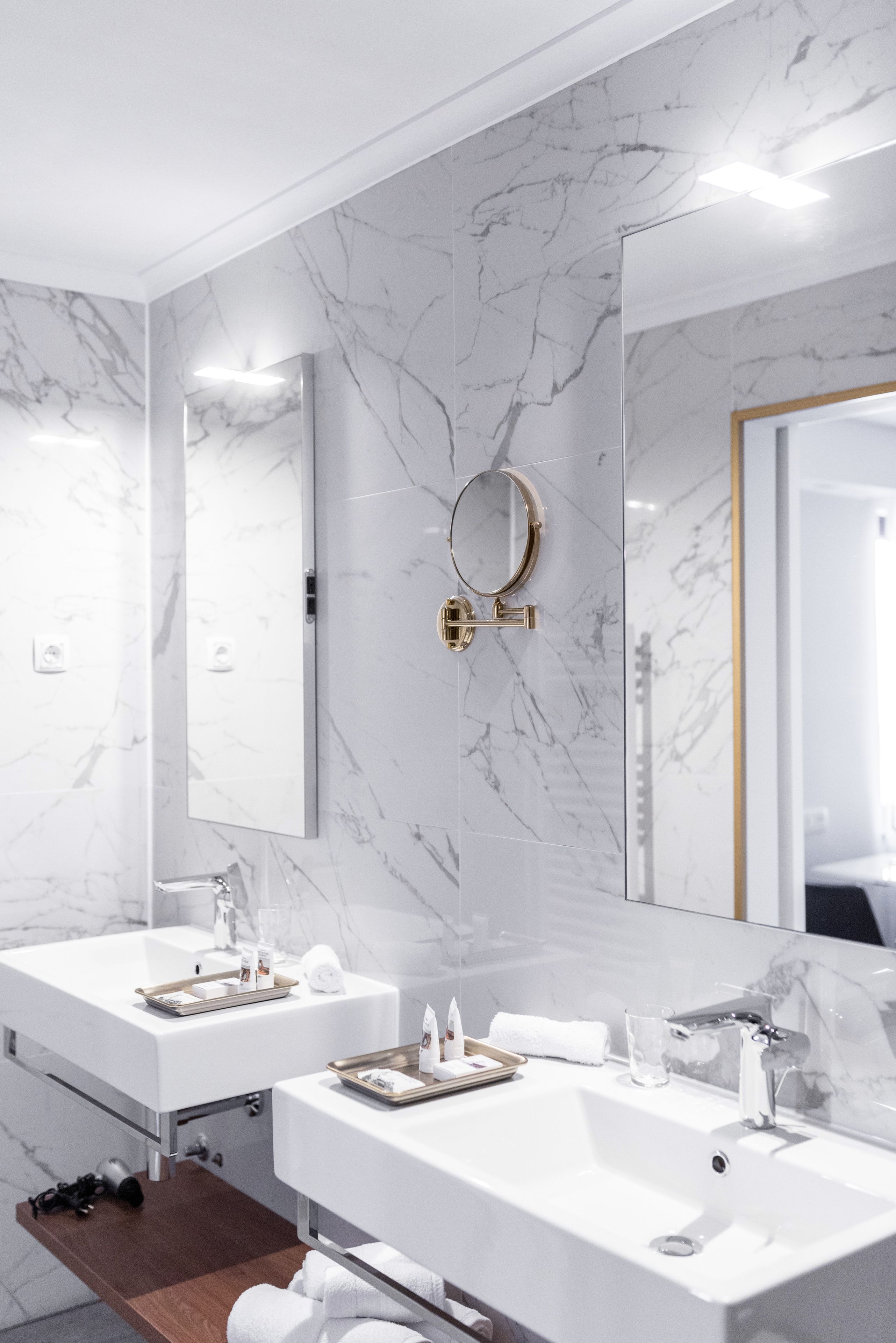 Deluxe Suite, 1 Queen Bed with Sofa bed, Sea View | Bathroom | Shower, rainfall showerhead, free toiletries, hair dryer