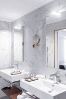 Suite Deluxe, 1 cama de matrimonio con sofá cama, vistas al mar | Baño | Ducha y cabezal de ducha tipo lluvia