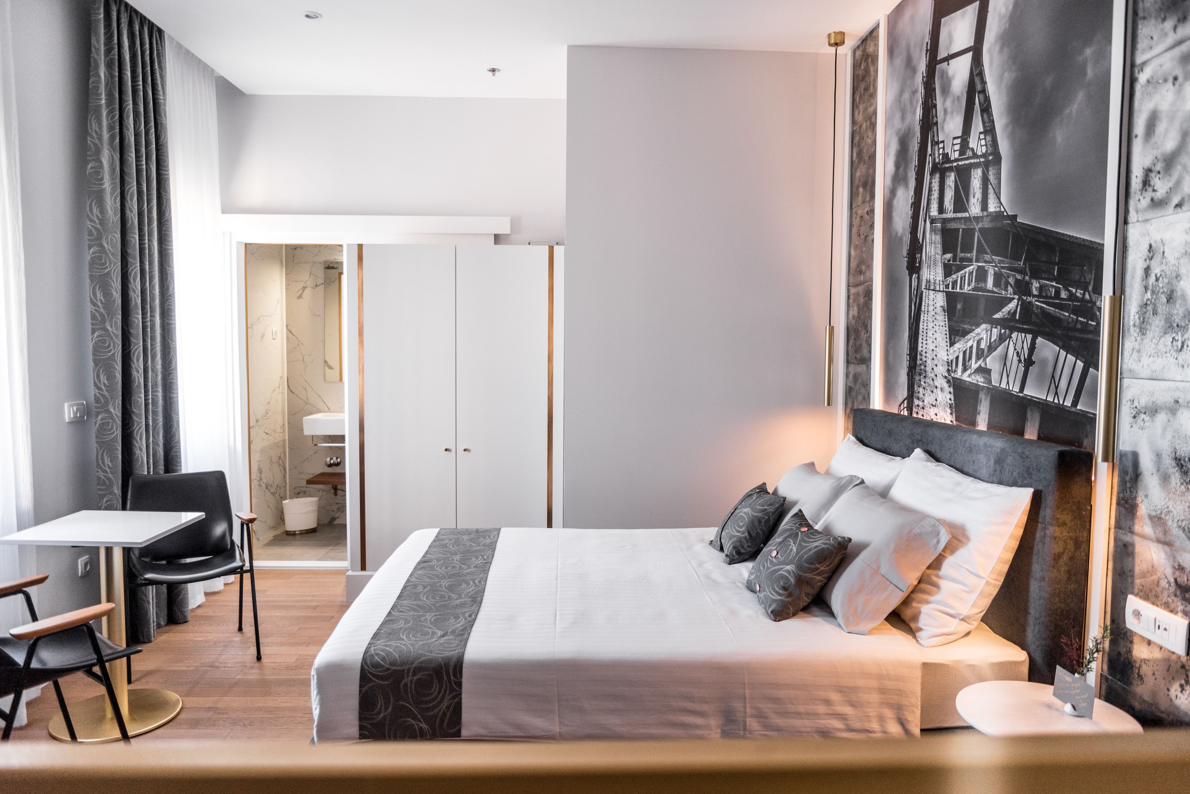 Suite Deluxe, 1 cama Queen size y sofá cama, vista al mar | Ropa de cama de alta calidad, edredón y minibar 