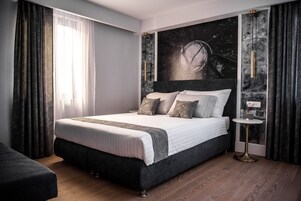 Suite Deluxe, 1 cama de matrimonio con sofá cama, vistas al mar | Ropa de cama de alta calidad, edredones de plumas, minibar y caja fuerte
