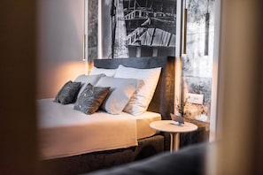 Suite Deluxe, 1 cama de matrimonio con sofá cama, vistas al mar | Ropa de cama de alta calidad, edredones de plumas, minibar y caja fuerte