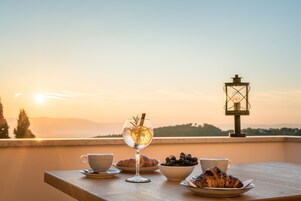 Daily continental breakfast (EUR 15 per person)