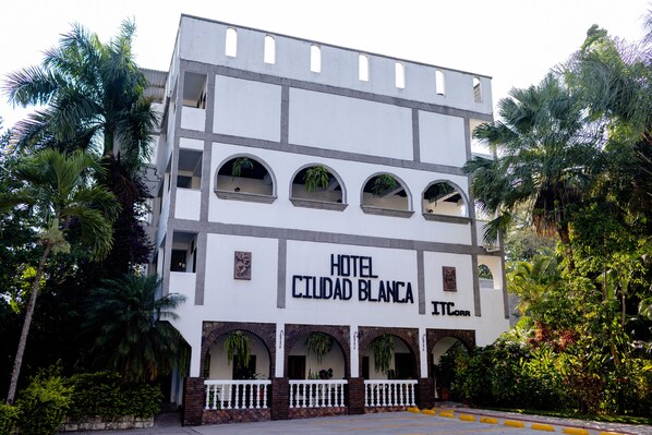 Un edificio de varios pisos con el letrero