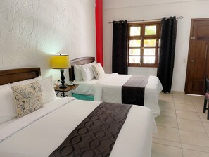 Habitación doble, 2 camas matrimoniales | Escritorio, tabla de planchar con plancha, wifi gratis y ropa de cama 