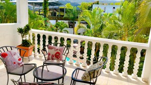 A balcony with outdoor furniture, a view of a mountainous landscape, and lush greenery. - Hotel Ciudad Blanca (Copan Ruinas)