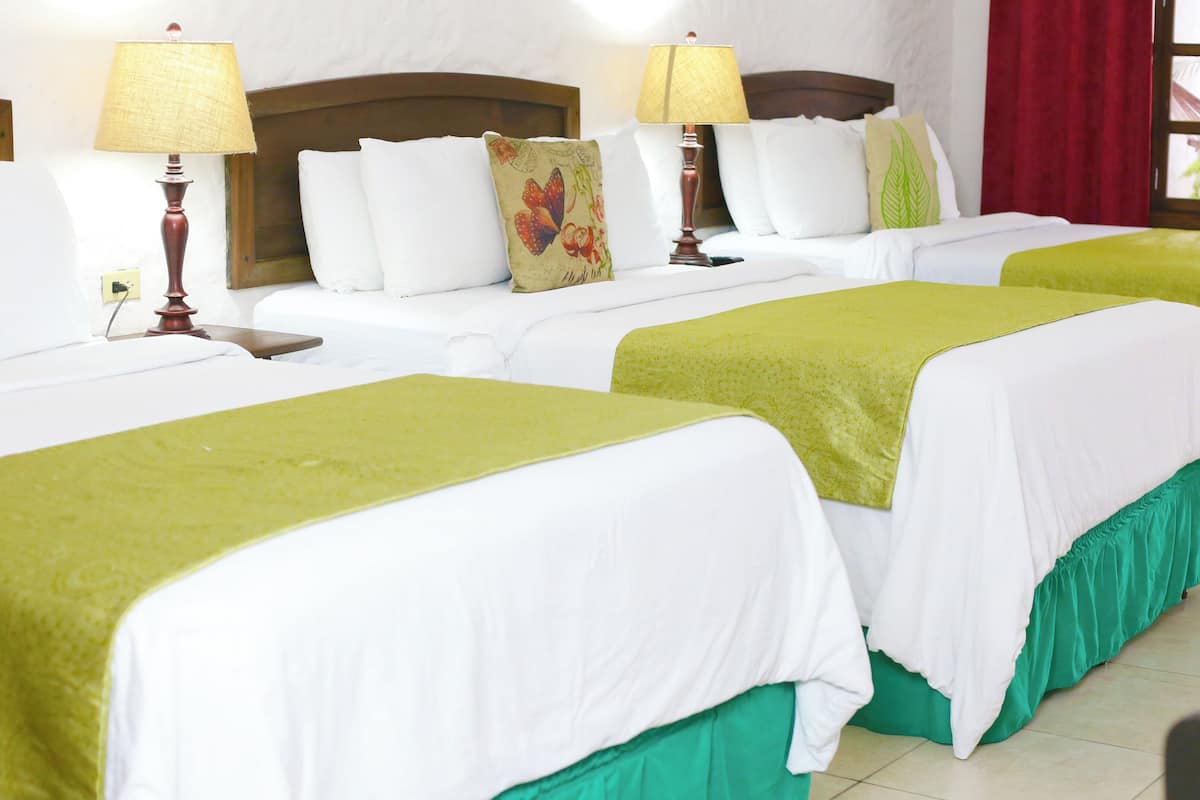 Habitación triple | Escritorio, tabla de planchar con plancha, wifi gratis y ropa de cama