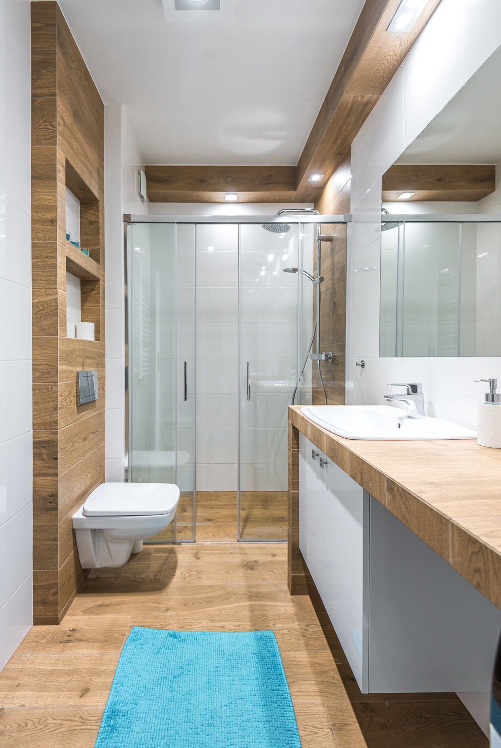 Deluxe Apartment (Mogielnicka 31) | Bathroom | Shower, free toiletries, hair dryer, towels