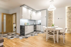 Leilighet – deluxe (Mogielnicka 31) | Eget kjøkken | Kjøleskap, ovn, kokeplater og oppvaskmaskin
