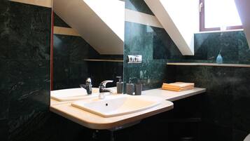 Villa, 2 soverom, kjøkken | Bad | Separat badekar og dusj, boblebad og toalettartikler (inkludert)