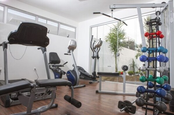 A gym with cardio machines, free weights, and a bench press. - Hotel Abba Uno (Betim)