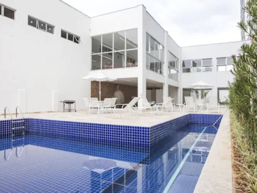 Piscina all'aperto, ombrelloni da piscina, lettini