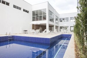 Outdoor pool, pool umbrellas, sun loungers - Hotel Abba Uno (Betim)