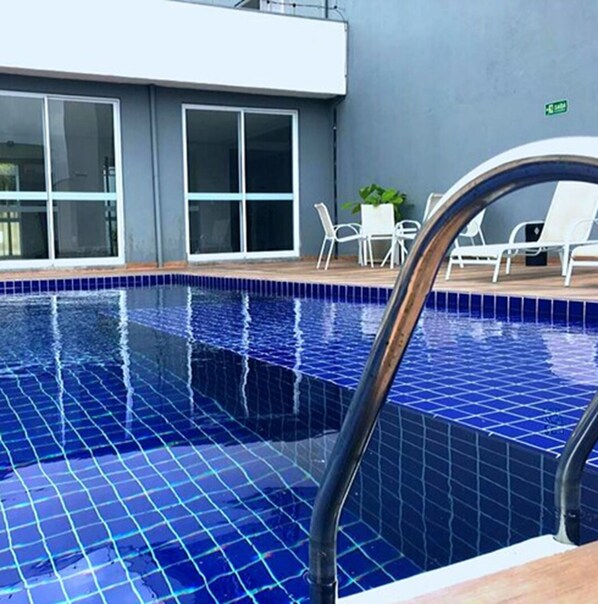 Außenpool, Liegestühle