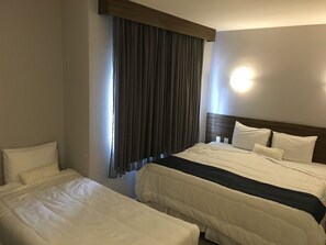 Chambre Triple Standard | Minibar, bureau, fer et planche Ă repasser, Wi-Fi gratuit