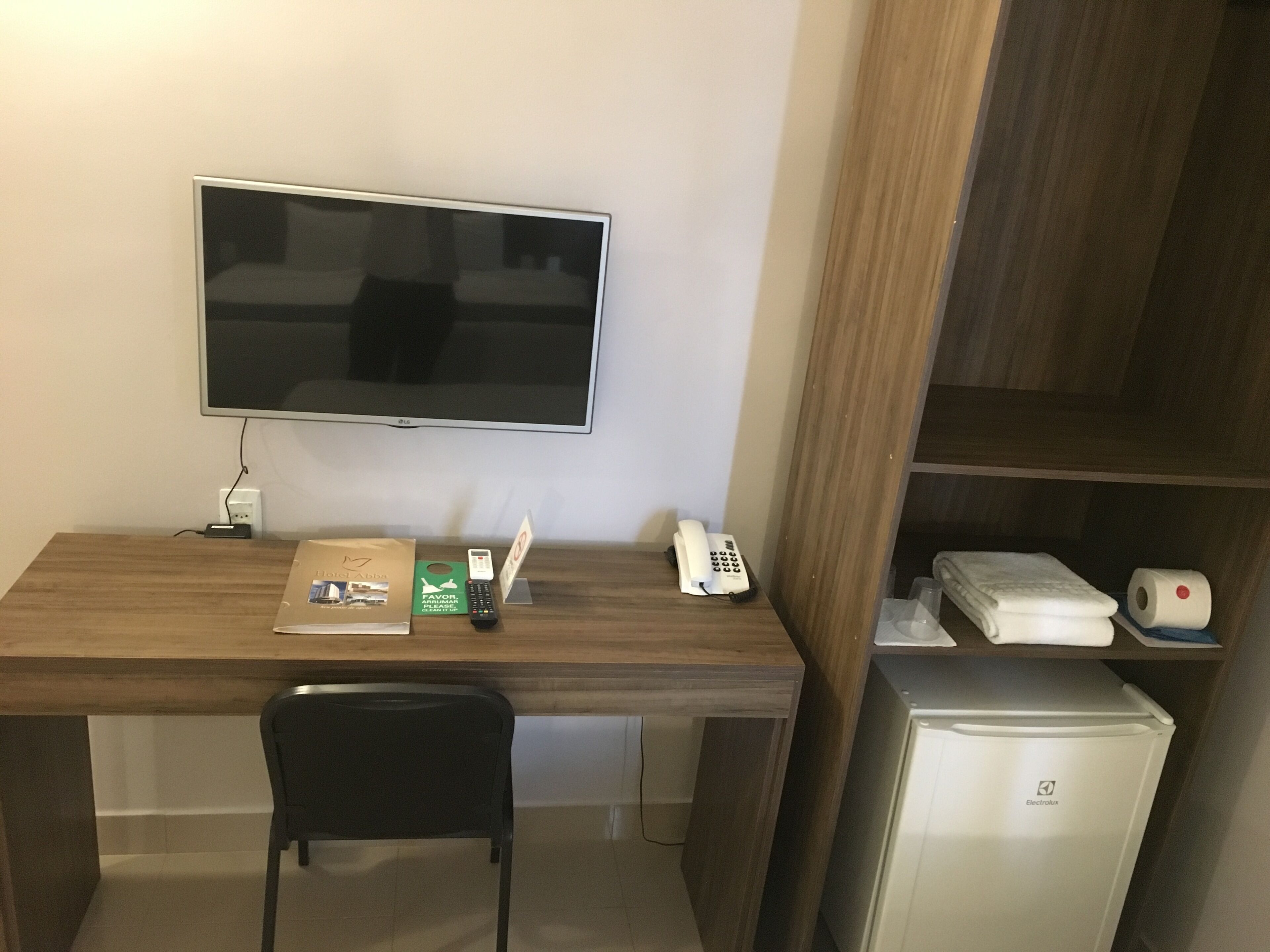 standard triple room | 1 bedroom, minibar, desk, iron/ironing board