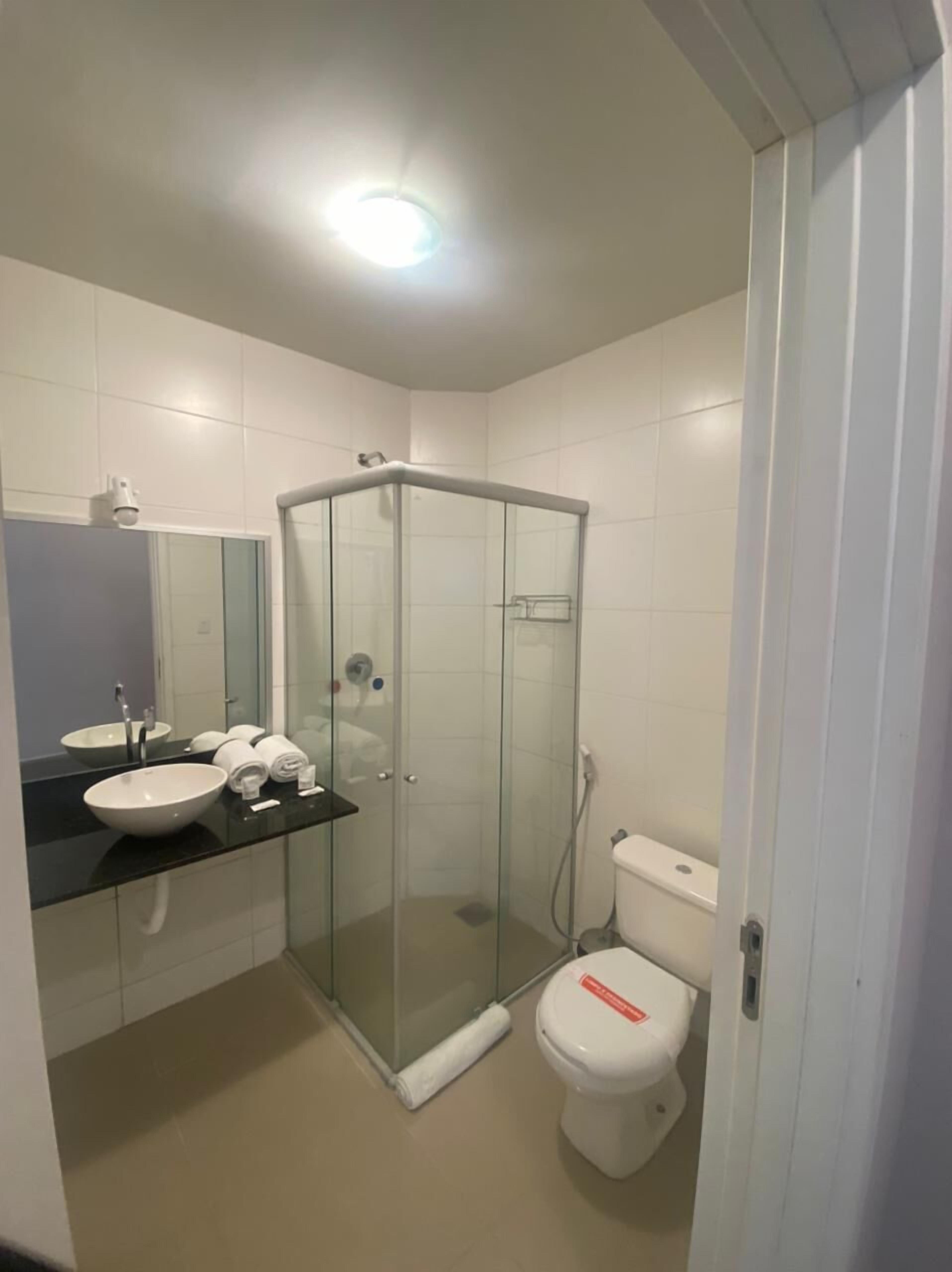 deluxe twin room, 2 single beds | bathroom | shower, free toiletries, hair dryer, towels