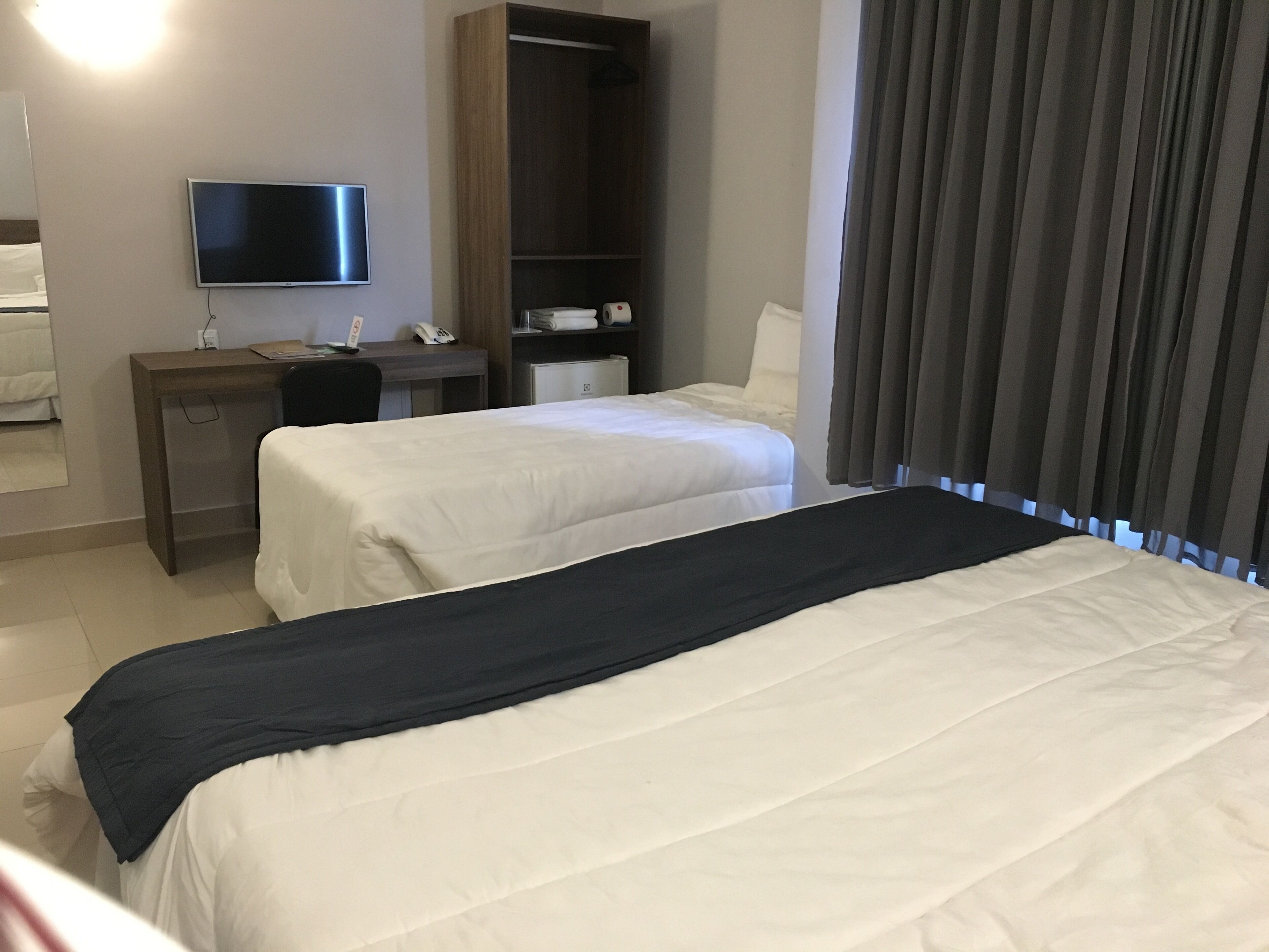 standard triple room | 1 bedroom, minibar, desk, iron/ironing board