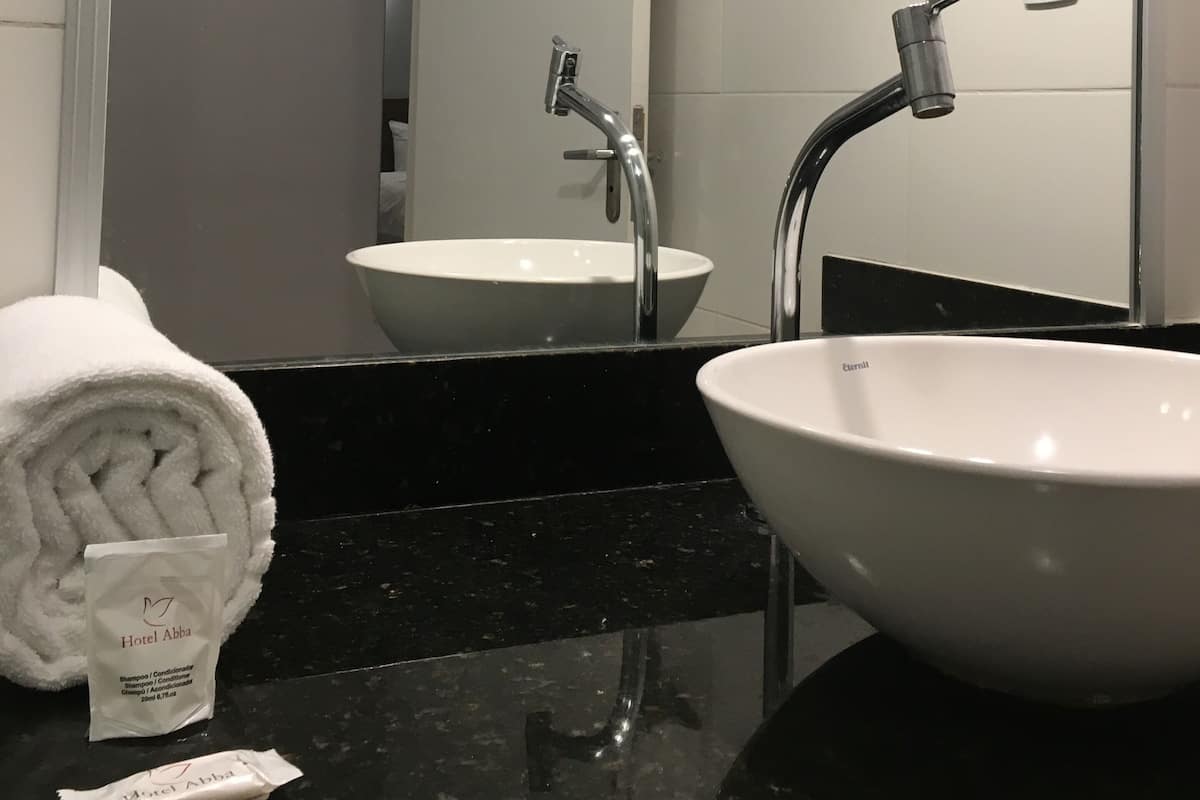 Salle de bain | Douche, articles de toilette gratuits, sĂšche-cheveux