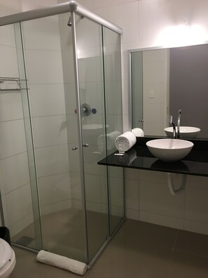 Habitación individual Deluxe | Baño | Regadera, amenidades de baño gratuitas, secadora de cabello, toallas 
