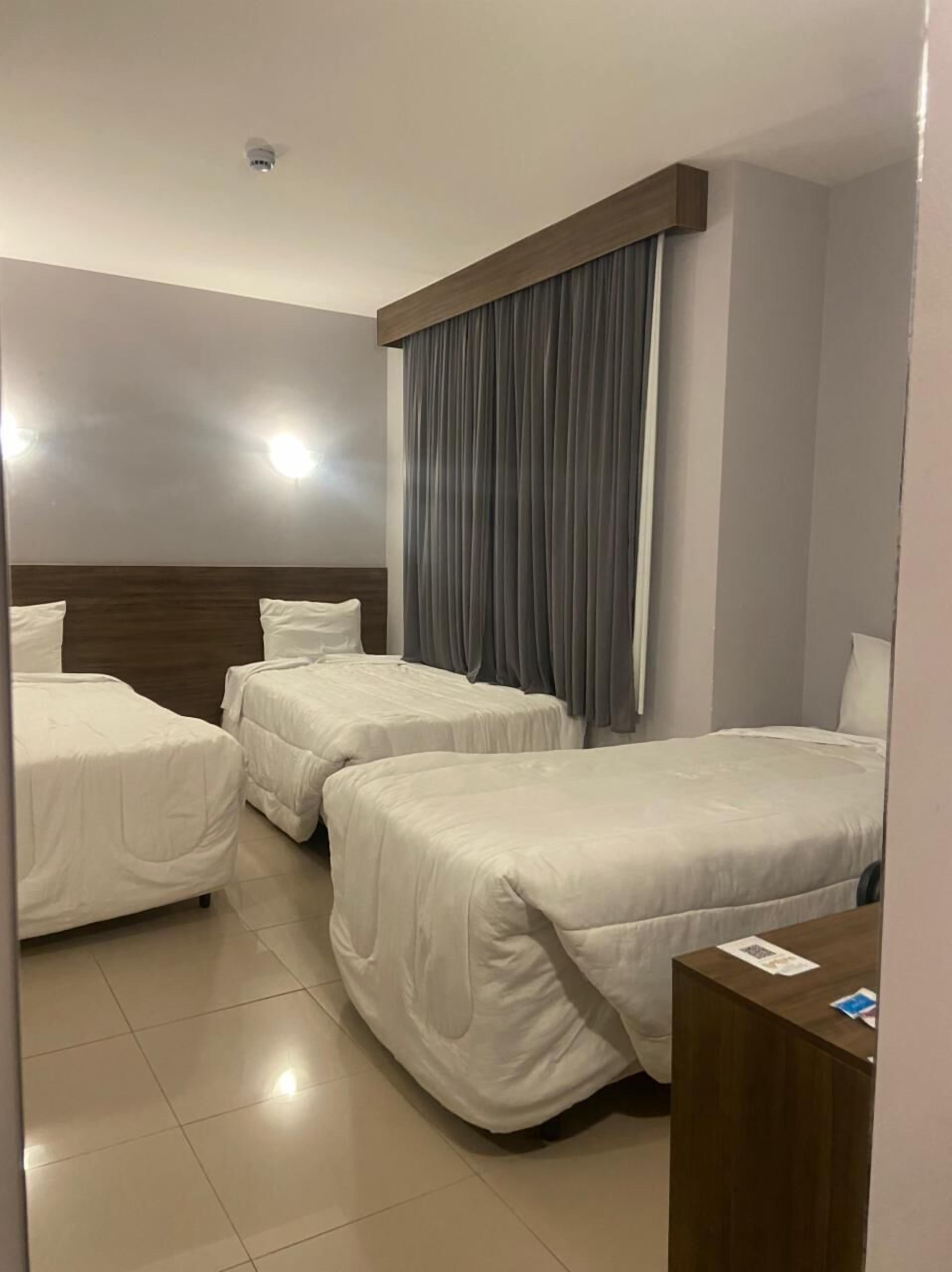 Minibar, escritorio, tabla de planchar con plancha y wifi gratis 