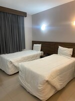 Quarto duplo luxo, 2 camas de solteiro | Frigobar, escrivaninha, ferros/tábuas de passar roupa, Wi-Fi de cortesia