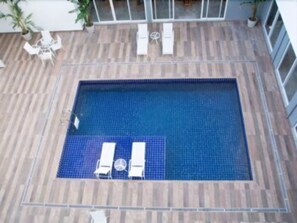 Piscine extérieure, chaises longues